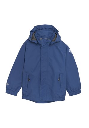 Giacca impermeabile blu con cappuccio, tasche laterali, polsini elasticizzati e zip frontale completa. Presenta un rivestimento interno grigio e un logo sulla manica.