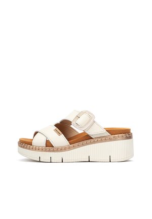 Sandalia de cuña blanca con dos tiras de cuero, una con hebilla, y suela texturizada con plantilla acolchada marrón.