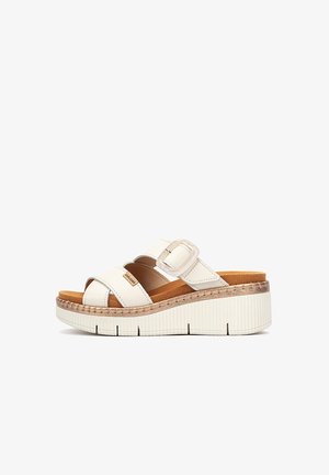 Sandale compensée blanche avec deux brides en cuir, l'une avec une boucle, et une semelle texturée avec une semelle intérieure marron rembourrée.