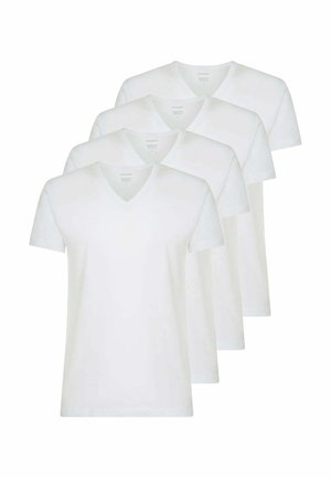 Quattro T-shirt bianche semplici a maniche corte con scollo a V disposte a pila sfalsata su sfondo bianco.
