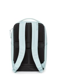Mochila con tela azul claro y negra, correas acolchadas, forma rectangular, múltiples compartimentos y cierre con cremallera.