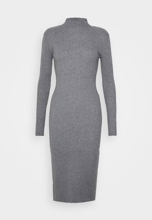 Robe en tricot côtelé gris avec un col montant, des manches longues et une silhouette ajustée, s'étendant jusqu'à mi-mollet.