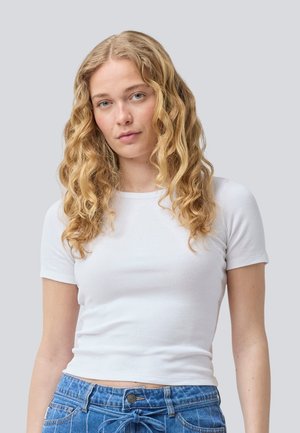 Hvit ribbet kortermet t-skjorte, tettsittende design, elastisk stoff, glatt tekstur, kombinert med blå høyразыede denim jeans.