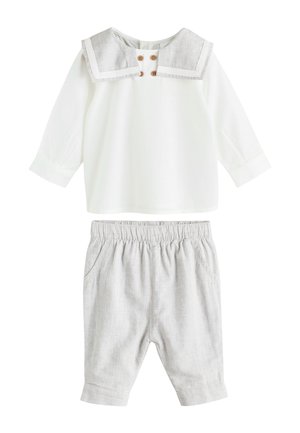 Witte longsleeve met grijze matrozenkraag en houten knopen, gecombineerd met lichtgrijze elastische taillebroek voor een baby of peuter.