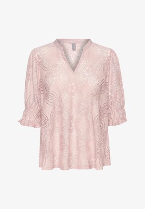 Blusa de color rosa claro con escote en V, mangas cortas abullonadas y patrones de encaje floral intrincados que recorren su superficie texturizada.