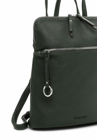 Černý texturovaný kožený batoh s předním zipovým kapsou, stříbrným kruhovým jezdcem na zipu a nastavitelnými ramenními popruhy.