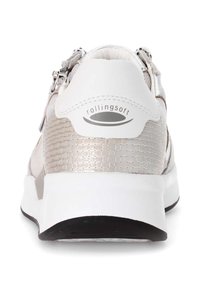 Zilveren mesh sneaker met witte accenten, een gestructureerde achterpaneel, ronden logo en gewatteerde kraag. Kenmerkt een zwart-witte zool.