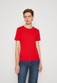 Tommy Hilfiger SLIM CODY - Triko s potiskem - fierce red