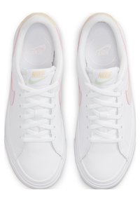 Vita sneakers med rosa detaljer, texturerat läderovandel, rund tå och platta vita snören. Har en diskret Nike-logotyp på tungan.