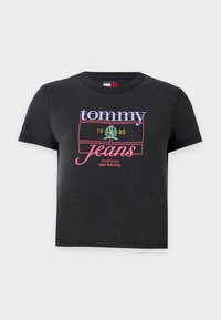Černé zkrácené tričko vyrobené z bavlny, na přední straně s vícebarevným nápisem "tommy jeans 1985 Established New York City".
