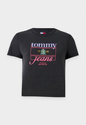 Juodas pasaitis t-shirt, pagamintas iš medvilnės, su daugiaspalviu tekstu, skaitančiu „tommy jeans 1985 įsteigta Niujorke“ priekyje.