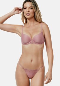 Beha en string in een zachte roze tint, met kantdetails en verstelbare bandjes, en een gladde, subtiele textuur. Gouden hardwareaccenten.