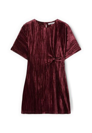 Bordeaux fløjl kortærmet top med rund halsudskæring, der har en snoet knude detalje i siden og en tekstureret overflade.