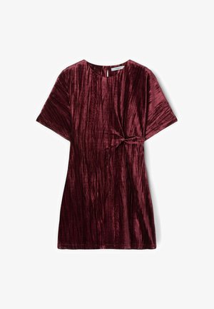 Top corto de terciopelo burdeos con mangas cortas y escote redondo, que presenta un detalle de nudo retorcido en el costado y un acabado texturizado.