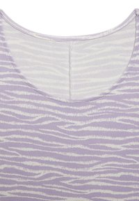 Lila und weiße gemusterte Bluse mit rundem Ausschnitt. Der Stoff hat eine weiche, strukturierte Haptik und zeigt ein gewelltes Streifendesign.