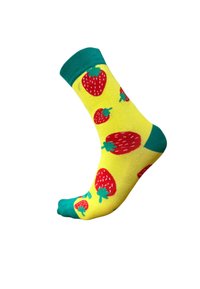Calcetín amarillo con un patrón de fresas rojas con cuerpos verdes, acentuado por un puño y punta verdes. Tela suave, longitud hasta la mitad de la pantorrilla.