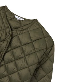 Giacca trapuntata verde oliva con motivi a diamante, collo rotondo e chiusura a bottoni a pressione. Realizzata in materiale sintetico leggero.