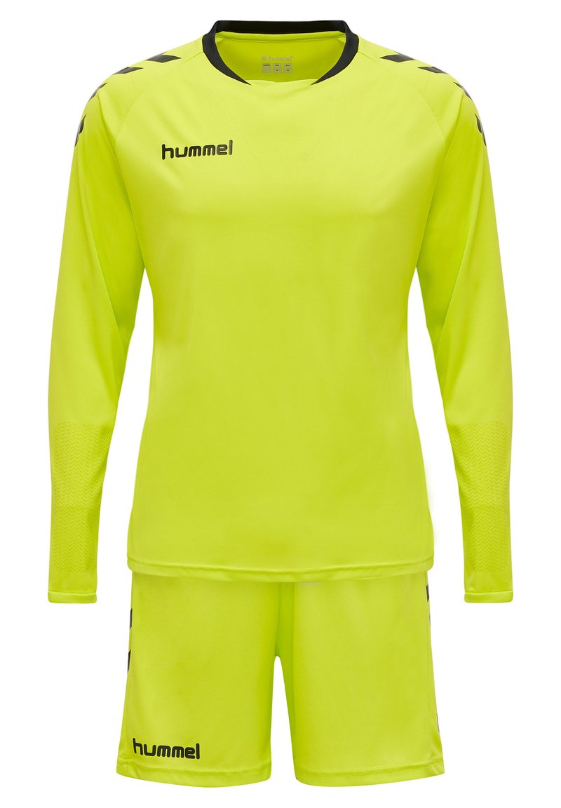 Helle gelbe Sporttrikots mit langen Ärmeln und passenden Shorts. Mit schwarzen Akzenten und Netzdetails an den Ärmeln. Branding sichtbar.