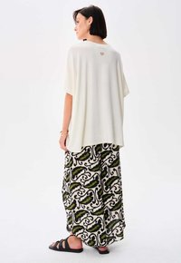 blue shadow KIONA - T-shirt basic - ecru
