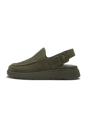 Slip-on schoen van olijfgroen suède met een dikke zool en verstelbare achterriem met gesp, zijaanzicht op witte achtergrond.