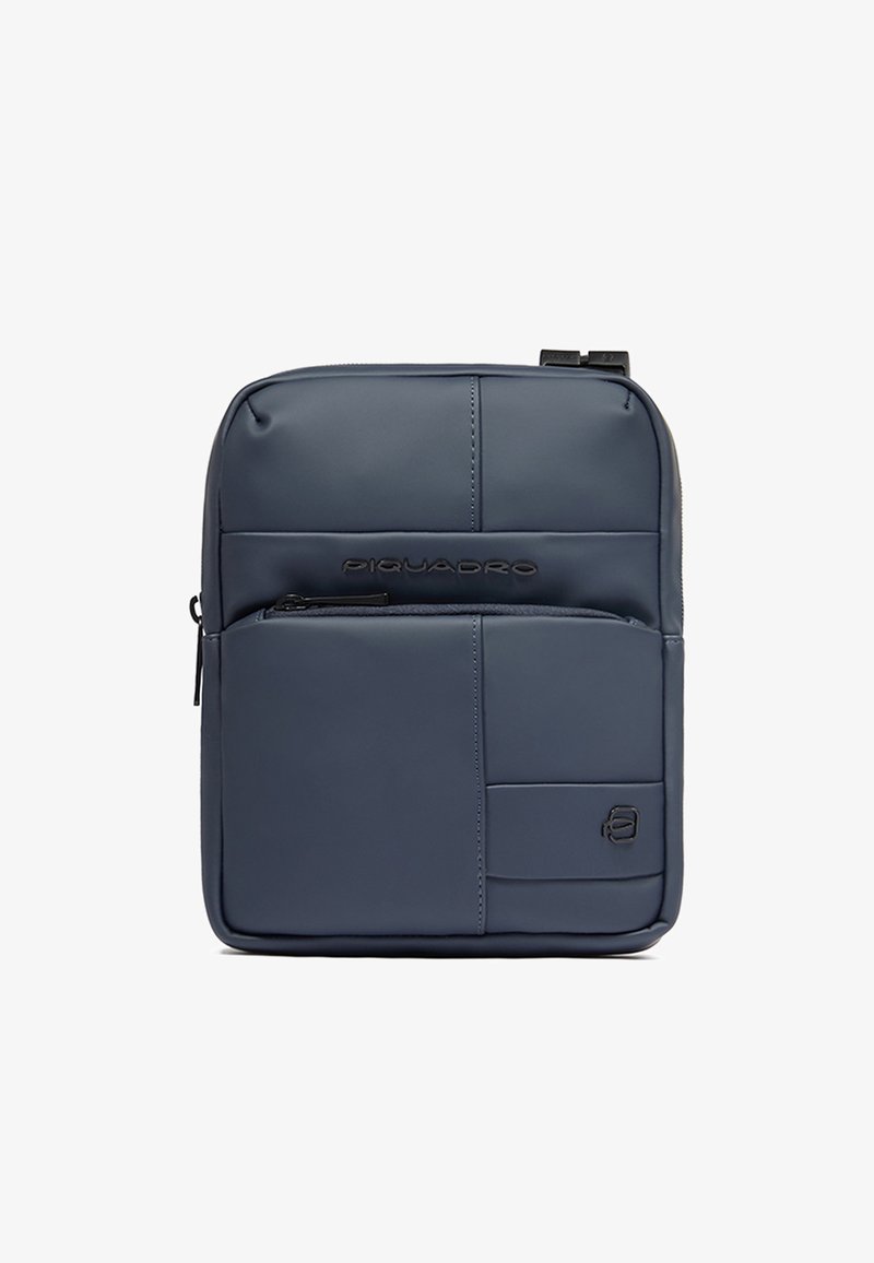 Bolso pequeño azul marino cruzado con bolsillo frontal con cremallera, nombre de la marca "Piquadro" en relieve y diseño rectangular minimalista.