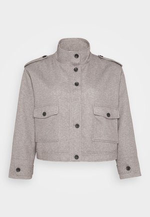 Gray cropped jacket made of textured fabric. Features a high collar, black buttons, and two front pockets with flaps and button closures.
