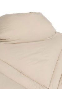 Beżowa kurtka puchowa z wysokim kołnierzem, teksturowanym materiałem i ukośnym przeszyciem. Dyskretne logo wytłoczone na przodzie.