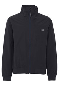 Giacca nera con colletto alto, zip frontale completa, polsini e vita elastici. Presenta un piccolo logo sul lato sinistro superiore. Materiale leggero.