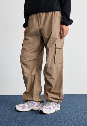 New Balance PANT - Pantaloni cargo - light mushroom