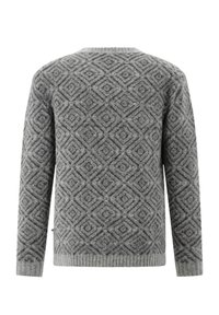 Grauer Strickpullover mit strukturiertem Rautenmuster, gerippten Bündchen und Saum sowie rundem Halsausschnitt. Rückansicht gezeigt.