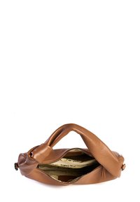 Borsa in pelle marrone con manico intrecciato, cerniera aperta che rivela un interno in tessuto beige stampato con la scritta "Pierre Cardin".