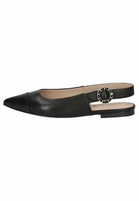 Scarpa flat slingback in pelle nera con punta affilata, texture liscia e dettaglio metallico circolare sull'elemento del tallone.