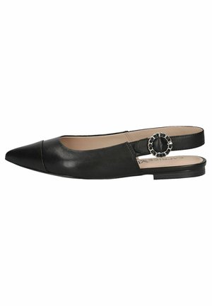 Scarpa flat slingback in pelle nera con punta affilata, texture liscia e dettaglio metallico circolare sull'elemento del tallone.
