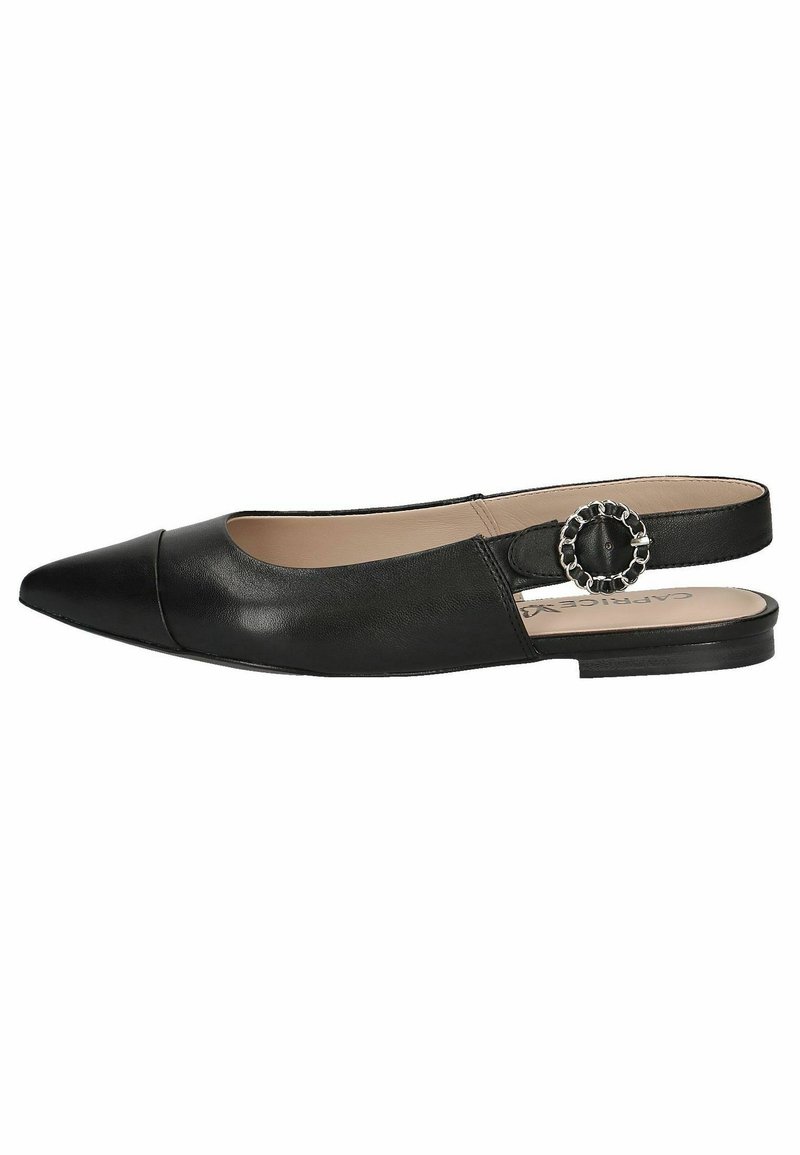 Scarpa flat slingback in pelle nera con punta affilata, texture liscia e dettaglio metallico circolare sull'elemento del tallone.