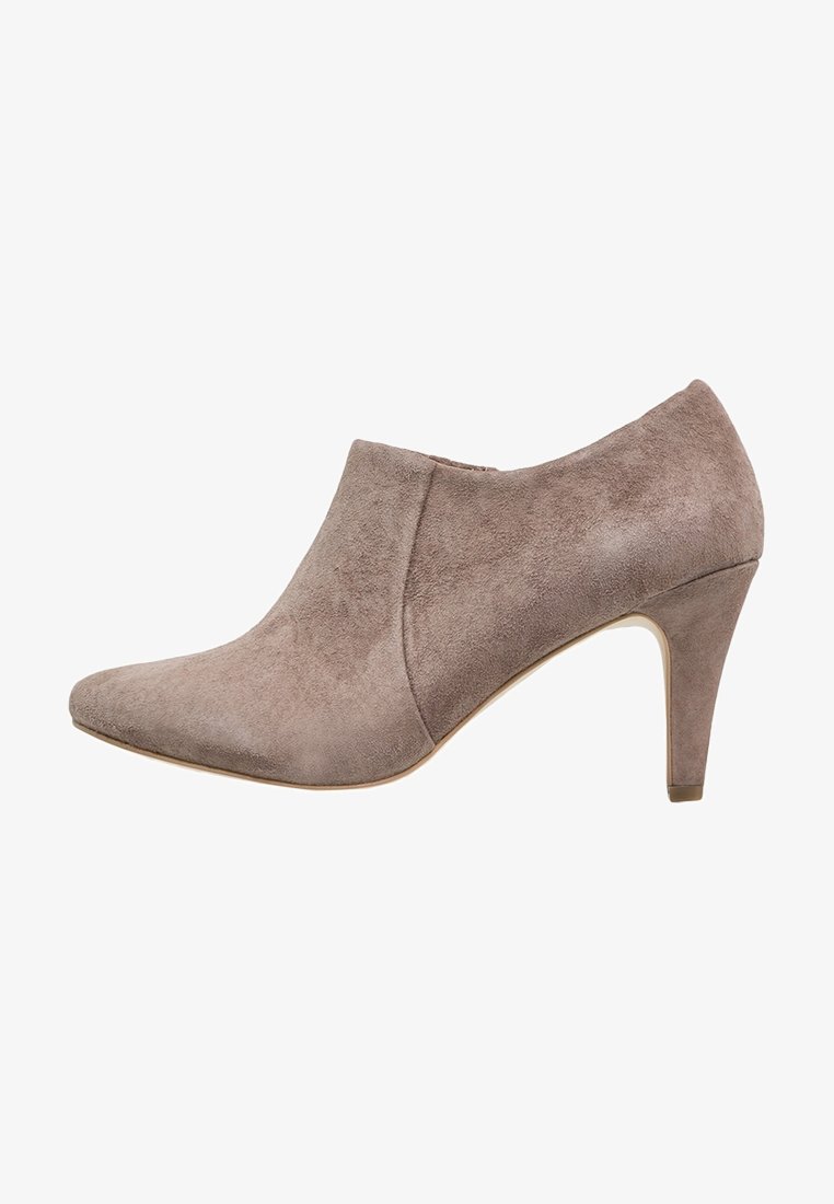 Bottine femme en daim taupe avec bout pointu et talon conique de hauteur moyenne, fermeture éclair latérale et semelle lisse.
