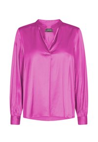 Blouse rose satin à manches longues avec un décolleté en V peu profond et des poignets froncés. Texture lisse avec un drapé fluide. Design simple et élégant.