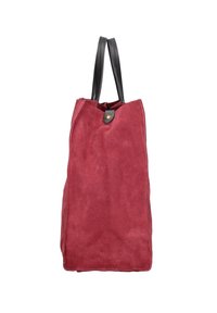 Borsa tote in suede rosso con manico in pelle nera, dotata di chiusura a scatto e una texture morbida, forma rettangolare e design minimalista.