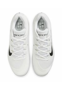 Weisse Sportschuhe mit einem strukturierten Mesh-Obermaterial, flachen Schnürsenkeln und einem schwarzen Nike-Swoosh-Logo. Verfügt über ein geripptes Sohlen-Design.