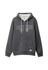 Sudadera con cremallera gris con letras blancas "CRE EKS ORIGINAL Desde 1914", forro de sherpa, cordones y bolsillos frontales. Textura suave.