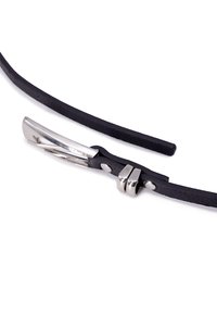 Cinturino in pelle nera con chiusura in metallo argentato; presenta una texture liscia, un design sottile e un dettaglio a intaglio per una vestibilità regolabile.
