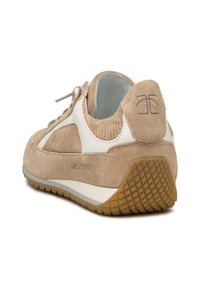 Baskets en suède beige avec des accents en cuir blanc, bout arrondi et design à lacets. Présente une semelle en caoutchouc texturé et un logo sur le talon.