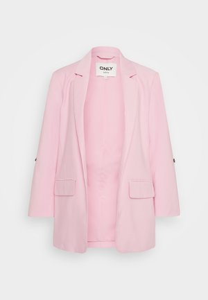 Blazer rose clair en tissu doux, avec un col cranté, deux poches avant et des détails de boutons sur les manches. Design simple.