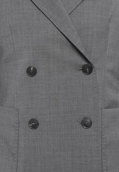 Blazer grigio doppiopetto in tessuto strutturato, con due bottoni neri e tasche laterali per un aspetto pulito e sartoriale.