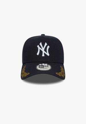 Cappello blu navy con logo ricamato bianco e dettagli dorati. Presenta una visiera piatta e una chiusura regolabile per la misura.