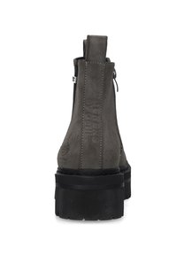 Graue Wildleder-Stiefeletten mit einer klobigen schwarzen Gummisohle, ausgestattet mit einem Reißverschluss hinten und Branding an der Ferse, glatte Textur und minimalistisches Design.