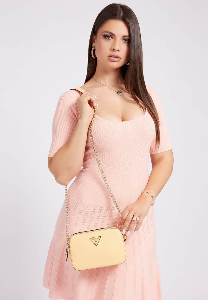 Guess NOELLE CROSSBODY CAMERA Across body bag hellrose/apricot