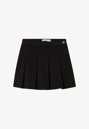 Falda negra con pliegues y cintura ajustada, cierre de botón y una textura suave. Presenta cuatro pliegues prominentes para un detalle de diseño adicional.