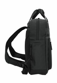 Bolso tipo bandolera en material negro, con un acabado texturizado, correa ajustable, compartimento principal con cremallera y un bolsillo lateral con cremallera.