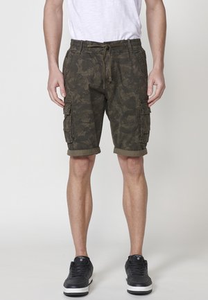 Pantalones cortos de carga en verde oliva oscuro con un patrón sutil, que cuentan con bolsillos laterales, una cintura elástica y dobladillos enrollados. Tela texturizada.