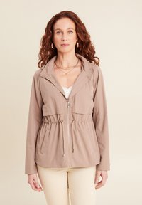 Giacca leggera color taupe con zip, vita con cordino, due tasche frontali e cappuccio. Tessuto liscio e vestibilità rilassata.